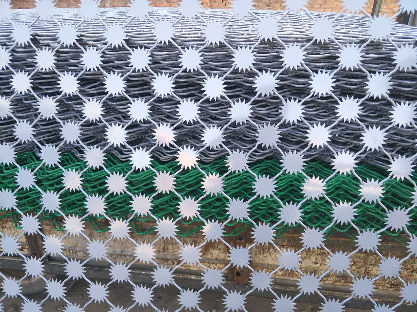 安平县隆帆丝网有限公司生产的塑灰监狱专用美格网，型号为550丝9孔刺片为7公分1.2厚，价格75元每平方米。